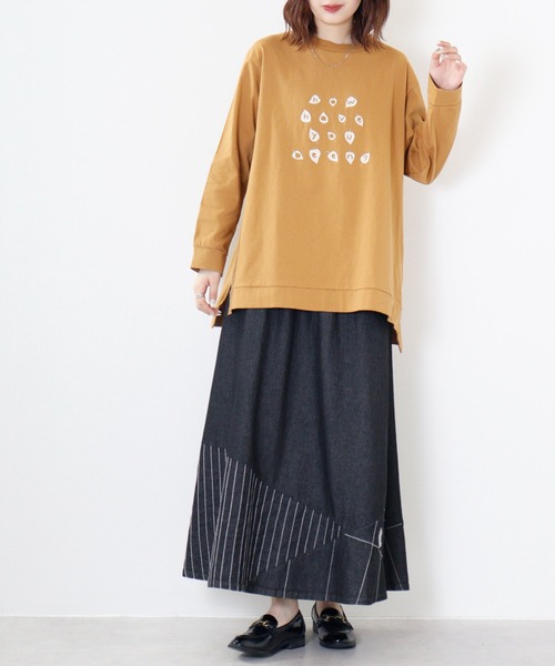 Emago(イマゴ)の「EMAGO 葉っぱロゴ刺繍チュニック(Tシャツ/カットソー・レディース・ベージュ/マスタード/ネイビー・FREE)」の10枚目の写真