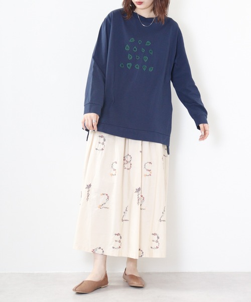 Emago(イマゴ)の「EMAGO 葉っぱロゴ刺繍チュニック(Tシャツ/カットソー・レディース・ベージュ/マスタード/ネイビー・FREE)」の21枚目の写真