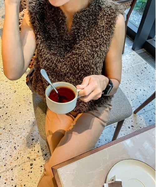 AMELY（エミリー）の「《mikuさん×Erikaさんコラボ》ショートボアベスト（ベスト・レディース・ブラック系その他/グレー系その他/ブラウン系その他/ベージュ系その他/ブラック系その他2/グレー系その他2/ブラウン系その他2/ベージュ系その他2/アイボリー系/アイボリー系1・M/L）」の5枚目の写真