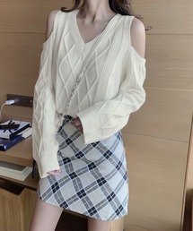 ケーブル編み肩だしVネックニットセーター