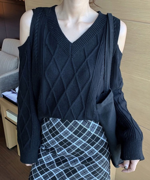 NinaetLina（ニナエリナ）の「ケーブル編み肩だしVネックニットセーター（ニット/セーター・レディース・ブラック/ホワイト・FREE）」の2枚目の写真