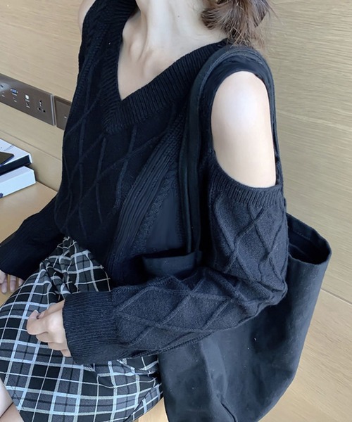 NinaetLina（ニナエリナ）の「ケーブル編み肩だしVネックニットセーター（ニット/セーター・レディース・ブラック/ホワイト・FREE）」の3枚目の写真