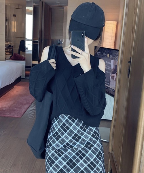 NinaetLina（ニナエリナ）の「ケーブル編み肩だしVネックニットセーター（ニット/セーター・レディース・ブラック/ホワイト・FREE）」の4枚目の写真