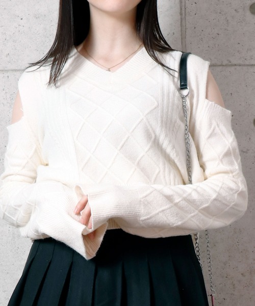 NinaetLina（ニナエリナ）の「ケーブル編み肩だしVネックニットセーター（ニット/セーター・レディース・ブラック/ホワイト・FREE）」の17枚目の写真