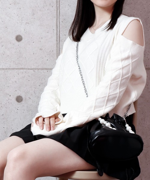 NinaetLina（ニナエリナ）の「ケーブル編み肩だしVネックニットセーター（ニット/セーター・レディース・ブラック/ホワイト・FREE）」の18枚目の写真