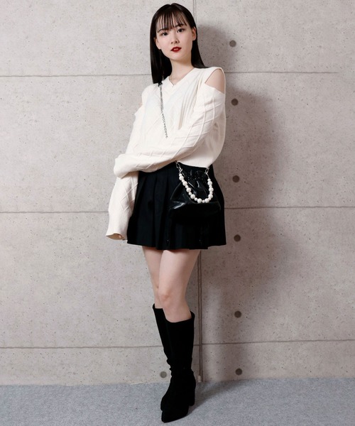 NinaetLina（ニナエリナ）の「ケーブル編み肩だしVネックニットセーター（ニット/セーター・レディース・ブラック/ホワイト・FREE）」の13枚目の写真