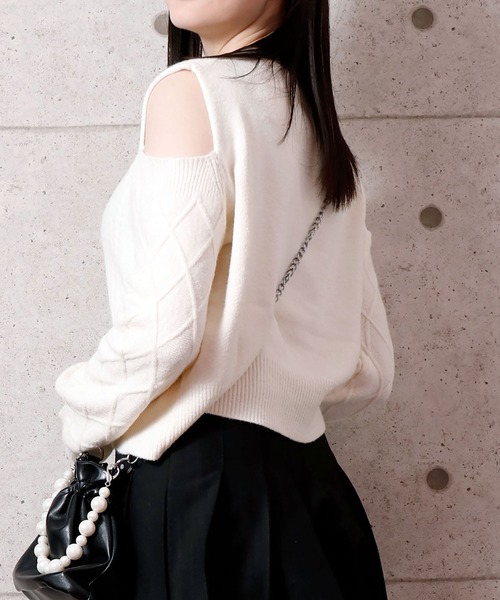 NinaetLina（ニナエリナ）の「ケーブル編み肩だしVネックニットセーター（ニット/セーター・レディース・ブラック/ホワイト・FREE）」の20枚目の写真