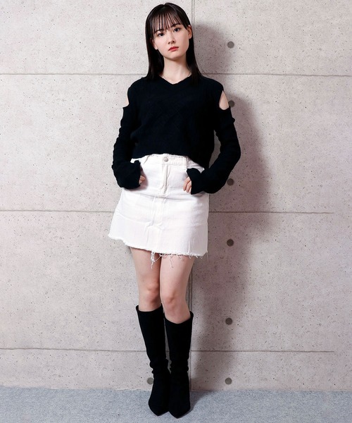 NinaetLina（ニナエリナ）の「ケーブル編み肩だしVネックニットセーター（ニット/セーター・レディース・ブラック/ホワイト・FREE）」の11枚目の写真