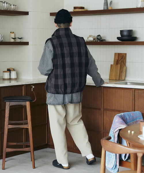 JOURNAL STANDARD relume（ジャーナルスタンダード　レリューム）の「【FROSTPROOF / フロストプルーフ】別注 PUFF ベスト（ベスト・メンズ・ブラック/レッド・MEDIUM/LARGE）」の7枚目の写真