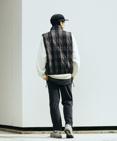 JOURNAL STANDARD relume（ジャーナルスタンダード　レリューム）の「【FROSTPROOF / フロストプルーフ】別注 PUFF ベスト（ベスト・メンズ・ブラック/レッド・MEDIUM/LARGE）」の17枚目の写真