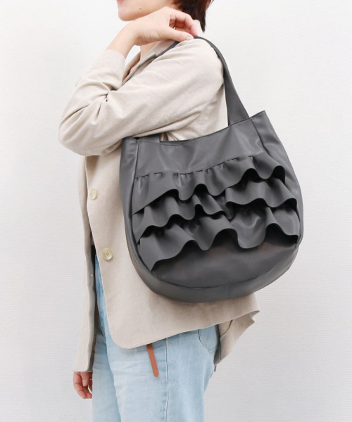 cache cache(カシュ カシュ)の「カシュカシュ cachecache / フリルトートバッグ(トートバッグ・レディース・シルバー/ベージュ/ブラック/ダークグレー/ライトグレー・FREE)」の3枚目の写真