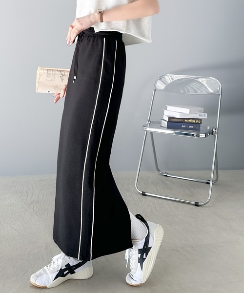 mily bilet（ミウィビレット）の「【mily bilet】スポーティムードを楽しむ一着。サイドラインスウェットスカート（セットアップ可能）（スカート・レディース・ブラック/オートミール・LARGE/MEDIUM/SMALL/X-LARGE）」の6枚目の写真