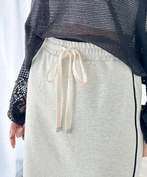 mily bilet（ミウィビレット）の「【mily bilet】スポーティムードを楽しむ一着。サイドラインスウェットスカート（セットアップ可能）（スカート・レディース・ブラック/オートミール・LARGE/MEDIUM/SMALL/X-LARGE）」の7枚目の写真