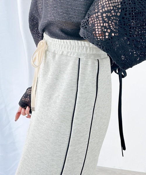 mily bilet（ミウィビレット）の「【mily bilet】スポーティムードを楽しむ一着。サイドラインスウェットスカート（セットアップ可能）（スカート・レディース・ブラック/オートミール・LARGE/MEDIUM/SMALL/X-LARGE）」の8枚目の写真