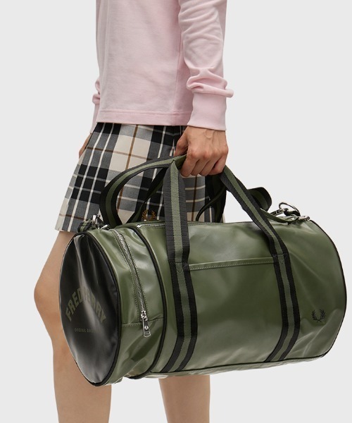 FRED PERRY(フレッドペリー)の「Classic Barrel Bag/クラシックバレルバッグ(ドラムバッグ・メンズ・ネイビー/ブラック/ブラウン/グレー/マルーン/ダークグリーン/ホワイト/ネイビー系/ライトオリーブ/グリーン/ブラウン系その他/ダークネイビー/グリーン系その他・ONE SIZE)」の9枚目の写真