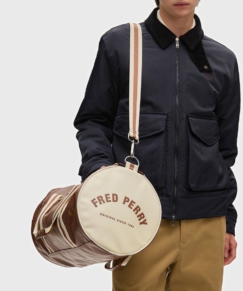 FRED PERRY(フレッドペリー)の「Classic Barrel Bag/クラシックバレルバッグ(ドラムバッグ・メンズ・ネイビー/ブラック/ブラウン/グレー/マルーン/ダークグリーン/ホワイト/ネイビー系/ライトオリーブ/グリーン/ブラウン系その他/ダークネイビー/グリーン系その他・ONE SIZE)」の14枚目の写真