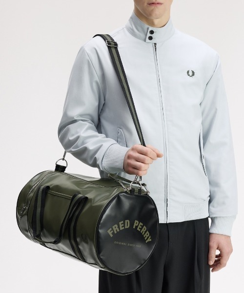 FRED PERRY(フレッドペリー)の「Classic Barrel Bag/クラシックバレルバッグ(ドラムバッグ・メンズ・ネイビー/ブラック/ブラウン/グレー/マルーン/ダークグリーン/ホワイト/ネイビー系/ライトオリーブ/グリーン/ブラウン系その他/ダークネイビー/グリーン系その他・ONE SIZE)」の18枚目の写真