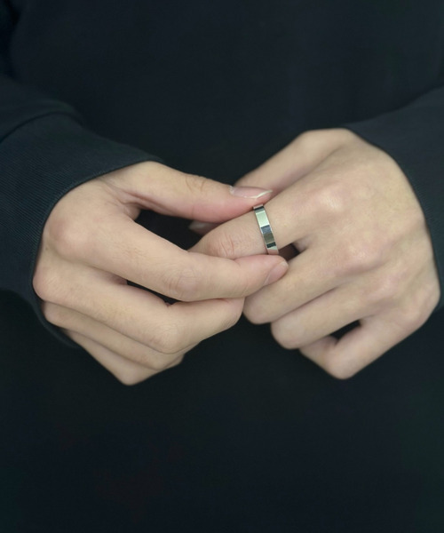 SILVER BULLET(シルバーバレット)の「『SBLTRS』ユニセックス 変形デザインリング(リング・レディース・A/B/C/D/E/F/G・5/4.5/FREE/8)」の1枚目の写真