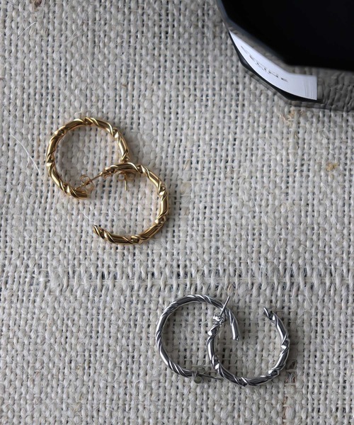 MIXTO(ミスト)の「ツイストステンレスピアス(ピアス(両耳用)・レディース・ゴールド/シルバー・ONE SIZE)」の7枚目の写真
