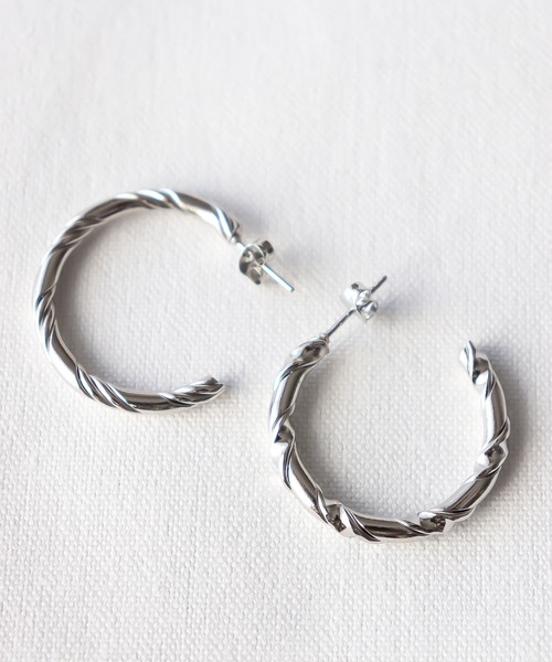 MIXTO(ミスト)の「ツイストステンレスピアス(ピアス(両耳用)・レディース・ゴールド/シルバー・ONE SIZE)」の4枚目の写真