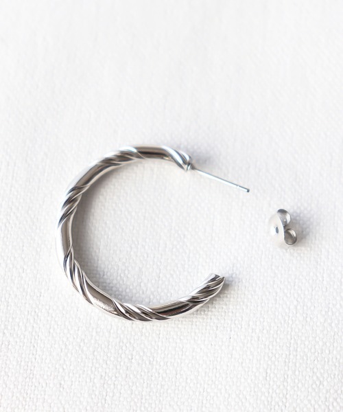 MIXTO(ミスト)の「ツイストステンレスピアス(ピアス(両耳用)・レディース・ゴールド/シルバー・ONE SIZE)」の5枚目の写真