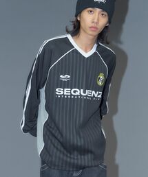 SEQUENZ（シークエンズ）の「【sqnz（エスキュンズ）】sqnz sports shirts / Vネック 長袖 シャツ ラグラン オーバーサイズ ネイビー（Tシャツ/カットソー）」