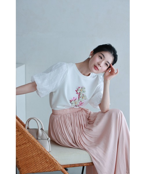 チュールパフスリーブの立体ブーケTシャツトップス（Tシャツ