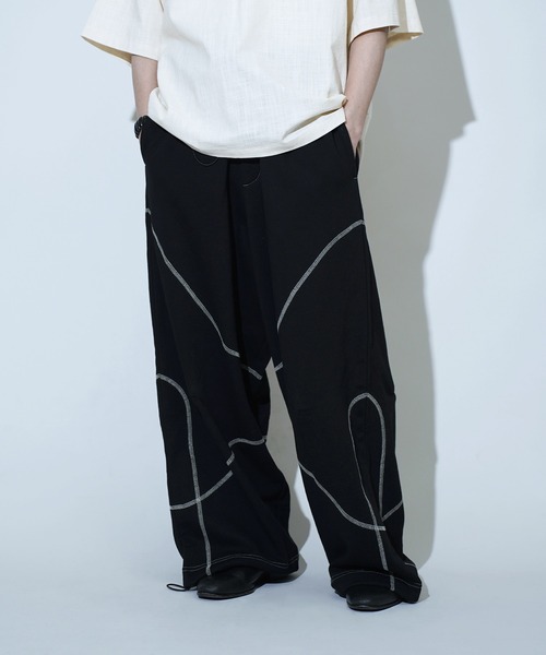 Aphlotus（アプロタス）の「バイカラー シンメトリーステッチデザイン 裏毛 スウェットパンツ（スウェットパンツ・メンズ・ブラック/アッシュグレー・LARGE/SMALL/MEDIUM）」の2枚目の写真