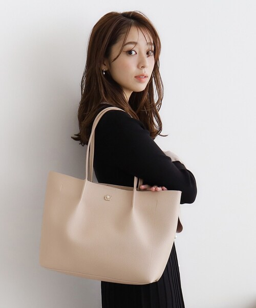 index（インデックス）の「【A4サイズ収納可】フラワーパーツ合皮トートバッグ（トートバッグ・レディース・ベージュ/グレー/ブラック・00）」の3枚目の写真