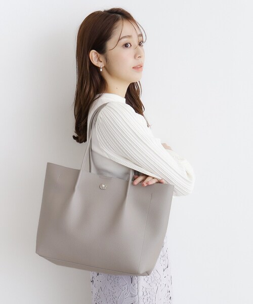 index（インデックス）の「【A4サイズ収納可】フラワーパーツ合皮トートバッグ（トートバッグ・レディース・ベージュ/グレー/ブラック・00）」の7枚目の写真