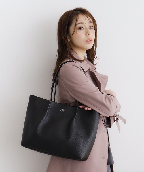 index（インデックス）の「【A4サイズ収納可】フラワーパーツ合皮トートバッグ（トートバッグ・レディース・ベージュ/グレー/ブラック・00）」の9枚目の写真