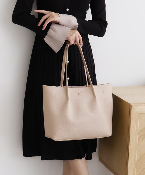 index（インデックス）の「【A4サイズ収納可】フラワーパーツ合皮トートバッグ（トートバッグ・レディース・ベージュ/グレー/ブラック・00）」の11枚目の写真