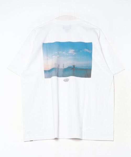 MAGIC NUMBER（マジック ナンバー）の「【MAGIC NUMBER】 SEE YOU IN THE WATER PHOTO T-SHIRT ART by Nachos シーユーインザウォーターフォトティーシャツアートバイナチョス（Tシャツ/カットソー・メンズ・アッシュ/ブラック/ホワイト・MEDIUM/LARGE/X-LARGE）」の12枚目の写真
