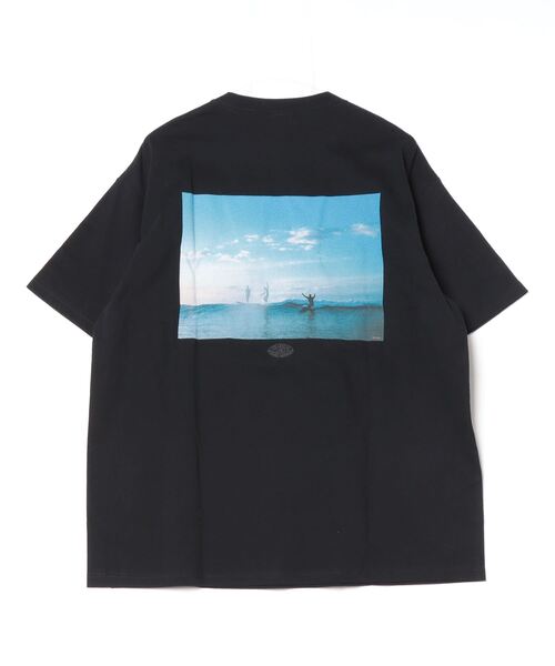 MAGIC NUMBER（マジック ナンバー）の「【MAGIC NUMBER】 SEE YOU IN THE WATER PHOTO T-SHIRT ART by Nachos シーユーインザウォーターフォトティーシャツアートバイナチョス（Tシャツ/カットソー・メンズ・アッシュ/ブラック/ホワイト・MEDIUM/LARGE/X-LARGE）」の8枚目の写真