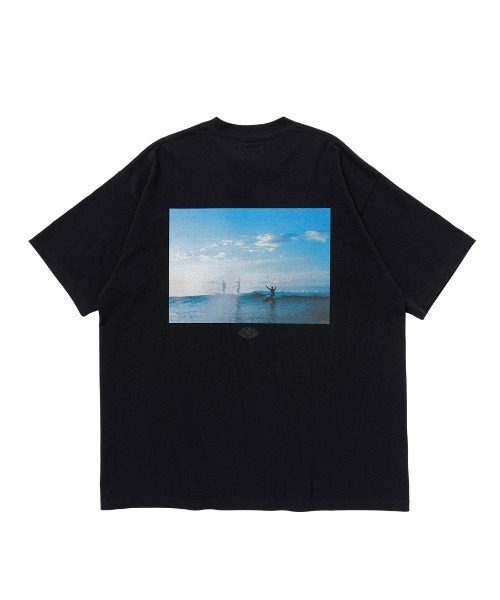 MAGIC NUMBER（マジック ナンバー）の「【MAGIC NUMBER】 SEE YOU IN THE WATER PHOTO T-SHIRT ART by Nachos シーユーインザウォーターフォトティーシャツアートバイナチョス（Tシャツ/カットソー・メンズ・アッシュ/ブラック/ホワイト・MEDIUM/LARGE/X-LARGE）」の2枚目の写真