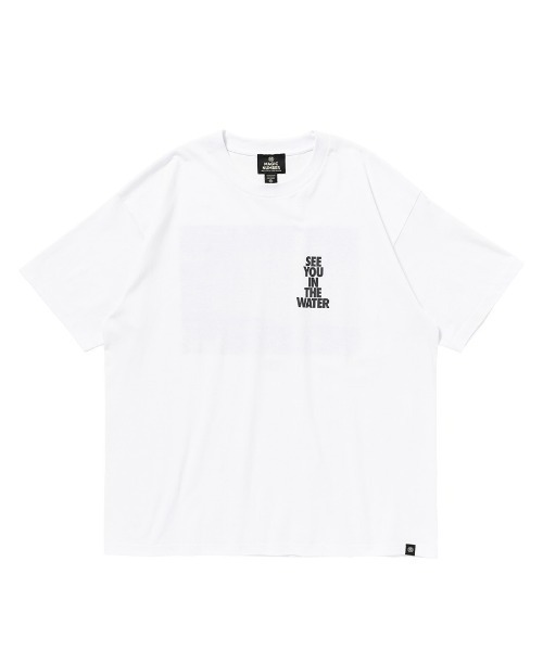 MAGIC NUMBER（マジック ナンバー）の「【MAGIC NUMBER】 SEE YOU IN THE WATER PHOTO T-SHIRT ART by Nachos シーユーインザウォーターフォトティーシャツアートバイナチョス（Tシャツ/カットソー・メンズ・アッシュ/ブラック/ホワイト・MEDIUM/LARGE/X-LARGE）」の4枚目の写真
