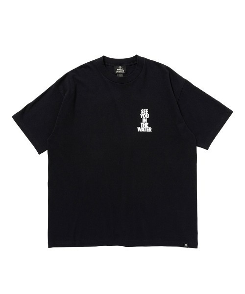 MAGIC NUMBER（マジック ナンバー）の「【MAGIC NUMBER】 SEE YOU IN THE WATER PHOTO T-SHIRT ART by Nachos シーユーインザウォーターフォトティーシャツアートバイナチョス（Tシャツ/カットソー・メンズ・アッシュ/ブラック/ホワイト・MEDIUM/LARGE/X-LARGE）」の5枚目の写真