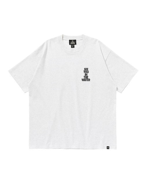 MAGIC NUMBER（マジック ナンバー）の「【MAGIC NUMBER】 SEE YOU IN THE WATER PHOTO T-SHIRT ART by Nachos シーユーインザウォーターフォトティーシャツアートバイナチョス（Tシャツ/カットソー・メンズ・アッシュ/ブラック/ホワイト・MEDIUM/LARGE/X-LARGE）」の6枚目の写真