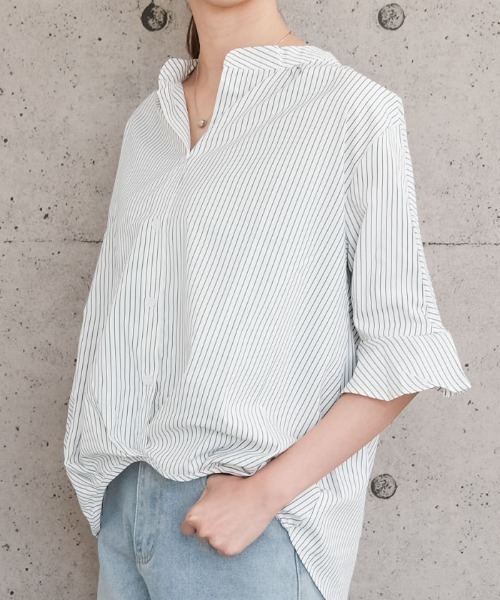 aquagarage（アクアガレージ）の「絶妙なデコルテ魅せが叶う！バンドカラーのスキッパーブラウス（シャツ/ブラウス・レディース・ホワイト/ライトカーキ/ブルー系その他/ブラック系その他2/ブルー系その他2/ブラック/ブラック系その他・M/L）」の3枚目の写真