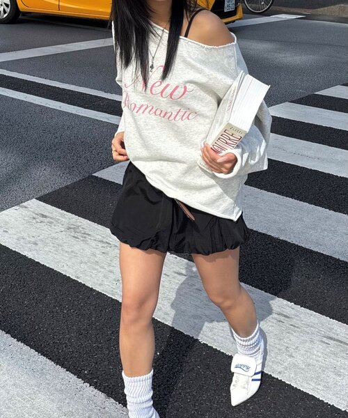 WHO'S WHO gallery（フーズフーギャラリー）の「New Romanticワンオフショルトップス（スウェット・レディース・ライトグレー/グレー/チャコールグレー・FREE）」の7枚目の写真