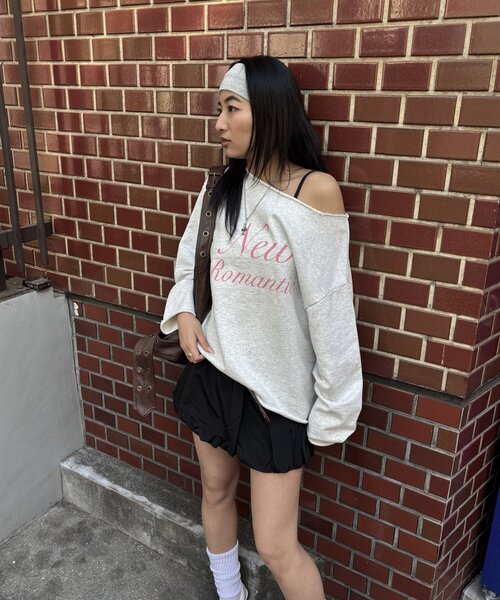 WHO'S WHO gallery（フーズフーギャラリー）の「New Romanticワンオフショルトップス（スウェット・レディース・ライトグレー/グレー/チャコールグレー・FREE）」の9枚目の写真
