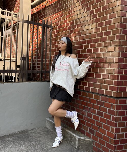 WHO'S WHO gallery（フーズフーギャラリー）の「New Romanticワンオフショルトップス（スウェット・レディース・ライトグレー/グレー/チャコールグレー・FREE）」の10枚目の写真