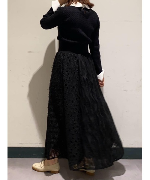 AND COUTURE(アンドクチュール)の「シャツレイヤード風ケーブル編みプルオーバー(ニット/セーター・レディース・ブラック/ベージュ/イエロー・FREE)」の21枚目の写真