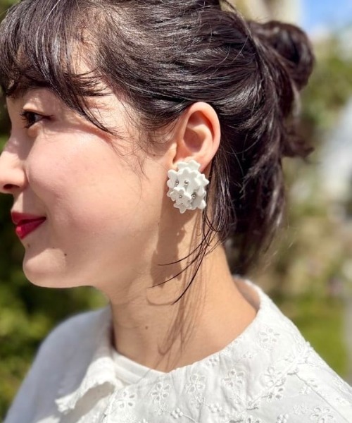 BEAMS BOY(ビームスボーイ)の「ATOLASOLAS / earrings(イヤリング・レディース・ブラック/ホワイト・ONE SIZE)」の6枚目の写真