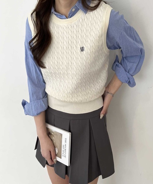 nelliy.（ネルリー）の「ミニケーブル編ロゴ刺繍ノースリーブサマーニット（ニット/セーター・レディース・ネイビー/ピンク/アイボリー・LARGE/MEDIUM）」の5枚目の写真