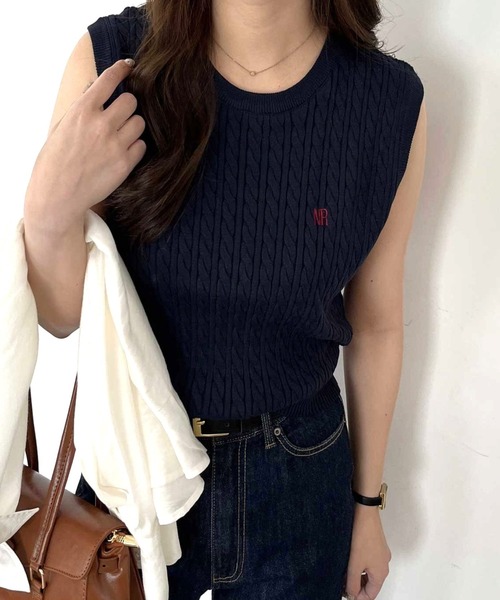nelliy.（ネルリー）の「ミニケーブル編ロゴ刺繍ノースリーブサマーニット（ニット/セーター・レディース・ネイビー/ピンク/アイボリー・LARGE/MEDIUM）」の6枚目の写真