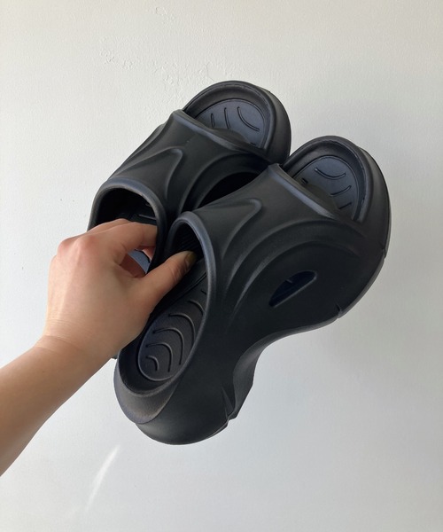 AS KNOW AS plus(アズノゥアズプラス)の「厚底EVAボリュームスリッパサンダル(サンダル・レディース・ブラック/アイボリー・M/L)」の3枚目の写真