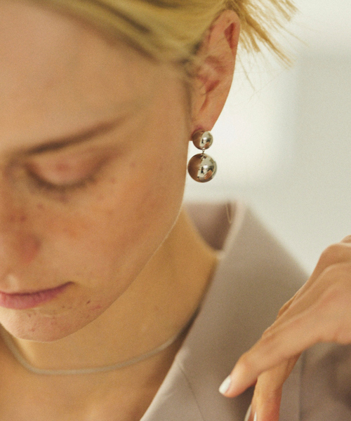 Rouge vif（ルージュヴィフ）の「【LUV AJ/ラヴエージェイ】DOUBLE BALL EARRINGS ピアス（ピアス（両耳用）・レディース・シルバー/ゴールド・フリー）」の2枚目の写真