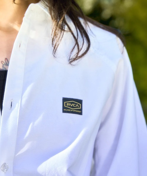 RVCA(ルーカ)の「RVCA レディース RECESSION LOOSE FIT SHIRT 長袖シャツ 【2025年春夏モデル】/ルーカセットアップ対応長袖シャツ(シャツ/ブラウス・レディース・ライトブルー/ホワイト・SMALL/MEDIUM/LARGE)」の7枚目の写真