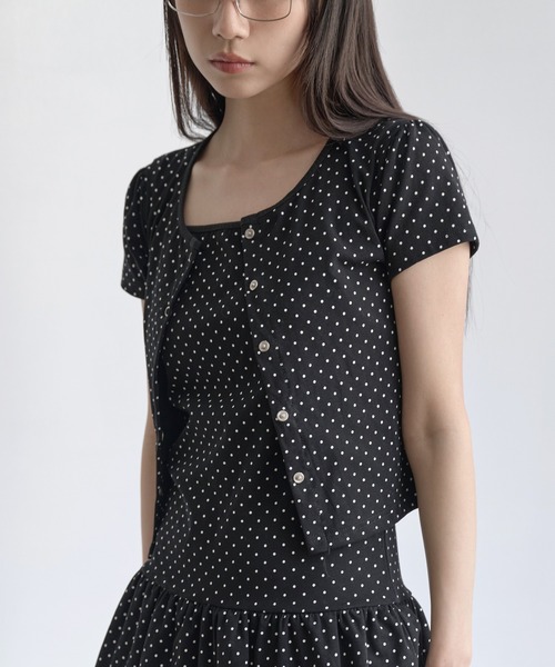 UNE MANSION（ユヌマンション）の「【UNE ORIGINAL】スナップボタンショルダーパフレイヤードドットパターンカーディガン（カーディガン/ボレロ・レディース・ホワイト/グレー/ブラック・SMALL/MEDIUM）」の4枚目の写真